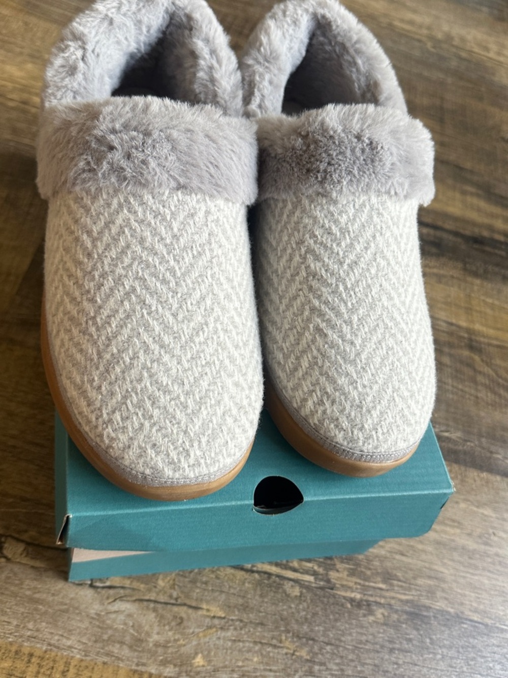 Toms Women's Gray Faux-Fur Cuff Slip-On Slippers - Picture 4 of 10